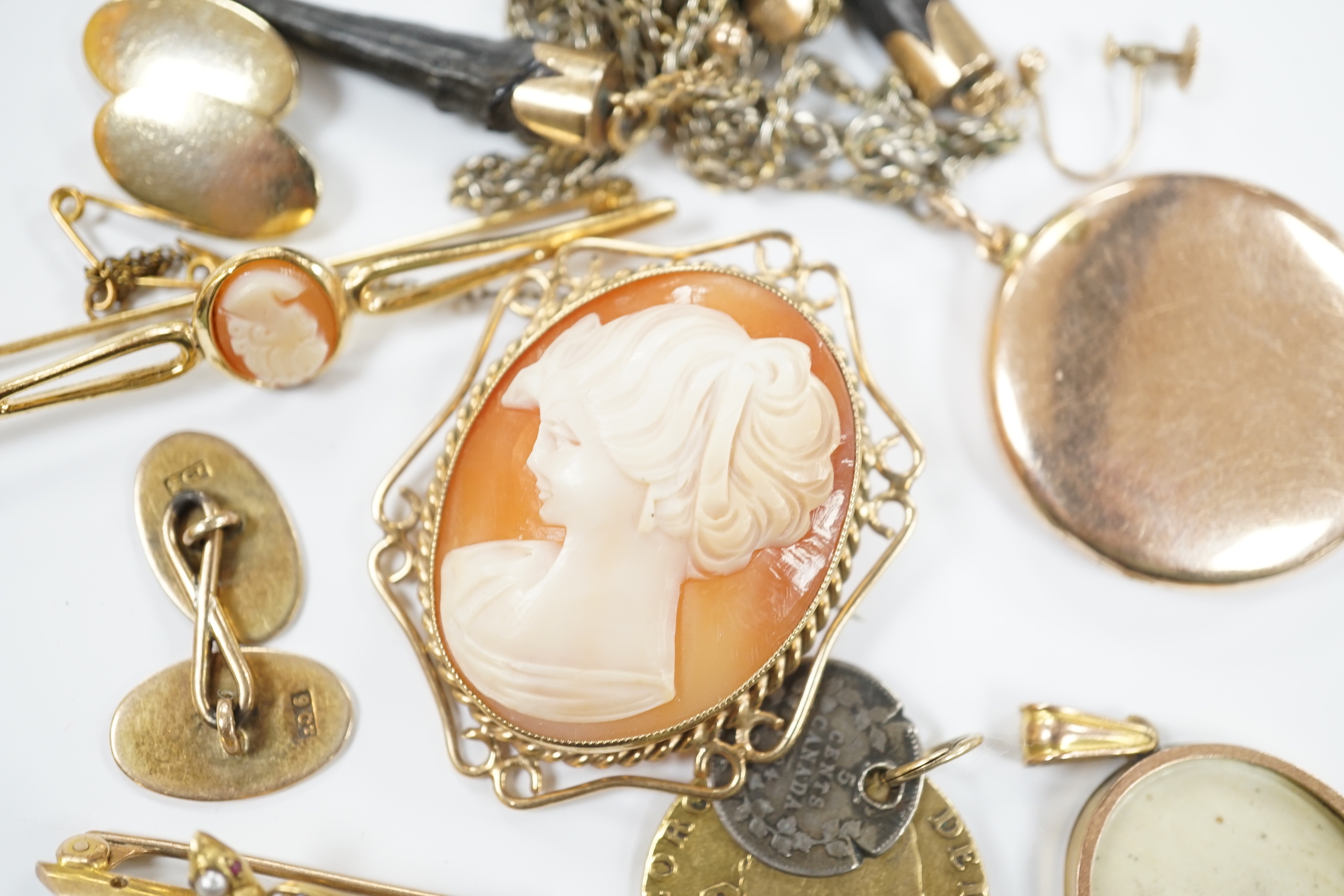 Assorted jewellery including a George III 1791 gold spade guinea (drilled), a modern 9ct gold mounted cameo shell brooch, an Edwardian 9ct gold oval locket, a pair of 9ct cufflinks, yellow metal and seed pearl set swallo